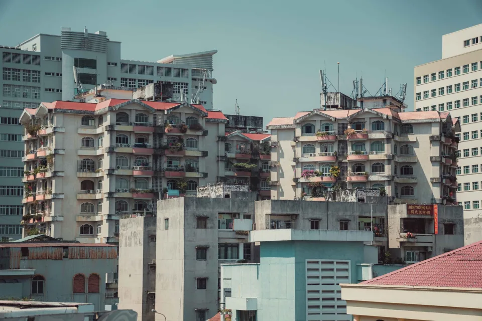 Nhà phố trước khi sơn sửa — tường cũ, màu tối — trước