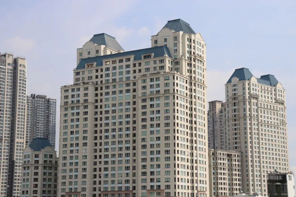 Nhà phố sau khi sơn sửa — sạch sẽ, sáng sủa — sau